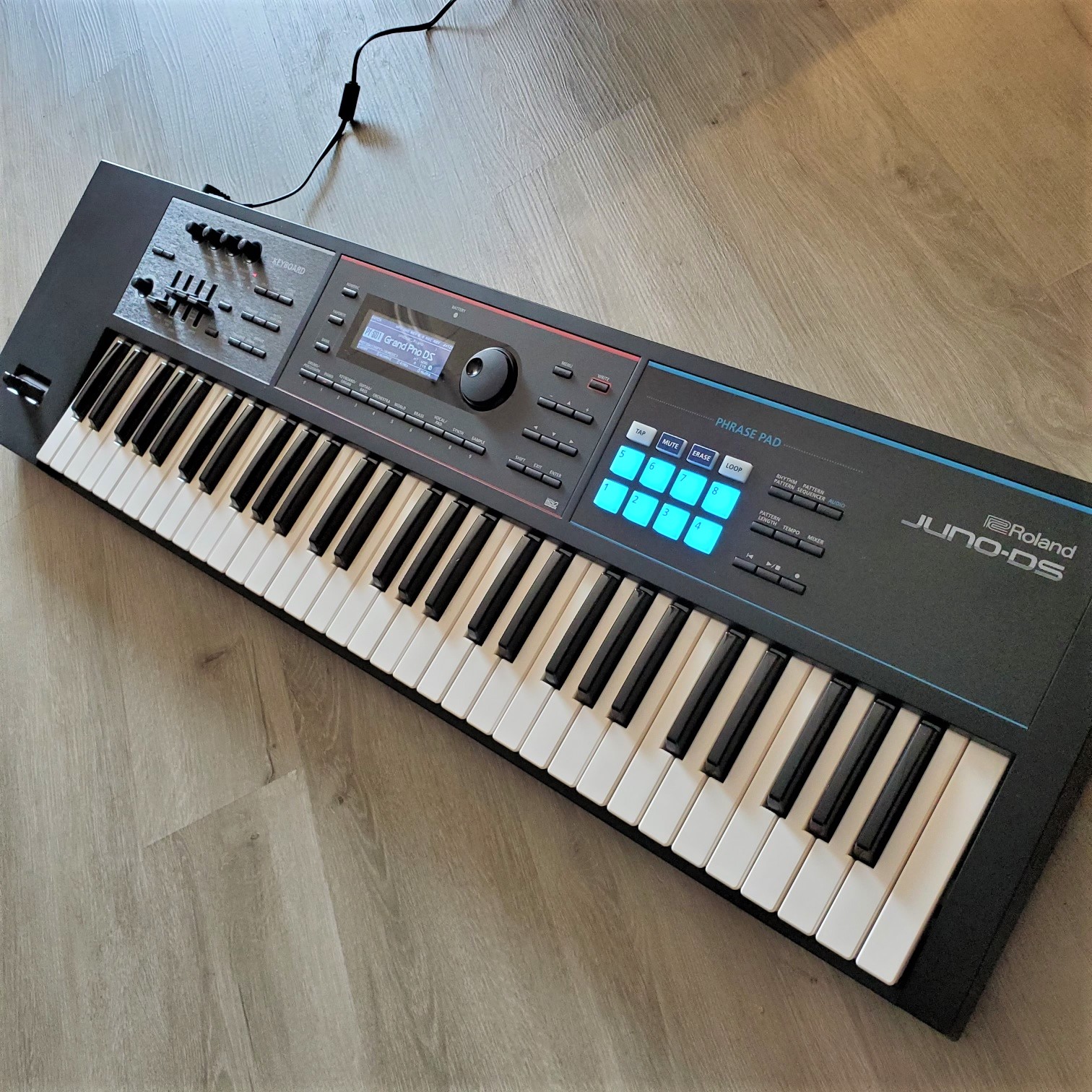 Roland Juno-DS61 Portable Professional Synthesizer and Workstation