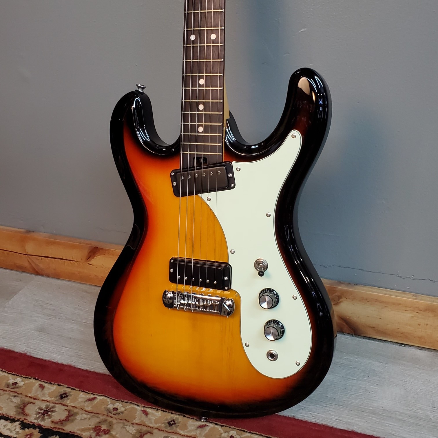 Georgetown MusicAria Pro II DM-206 Hi-Flyer Electric – Sunburst